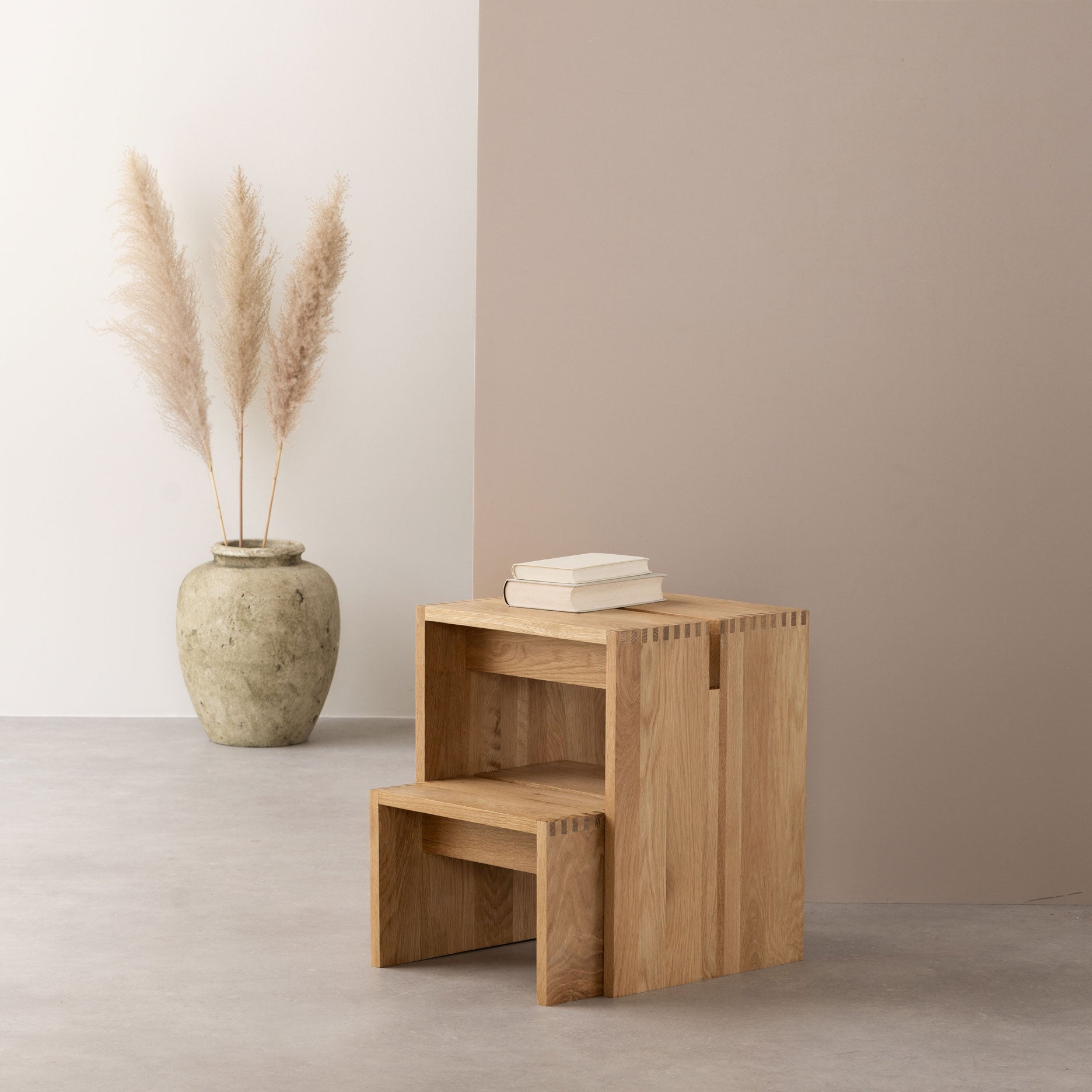 Rei sidebord/trappestige